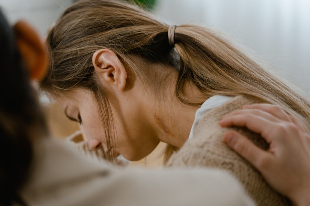 Parent talking supportively with teen about mental health and learning the warning signs. 